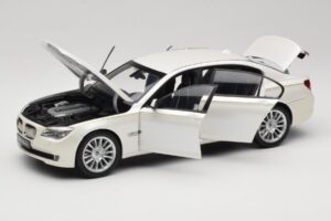 BMW 7 Series F02 760Li Brilliant White Kyosho 1:18 08783BRW Diecast — photo 2 of 8