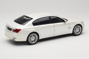 BMW 7 Series F02 760Li Brilliant White Kyosho 1:18 08783BRW Diecast — photo 3 of 8