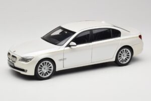 BMW 7 Series F02 760Li Brilliant White Kyosho 1:18 08783BRW Diecast