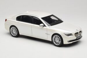 BMW 7 Series F02 760Li Brilliant White Kyosho 1:18 08783BRW Diecast — photo 6 of 8