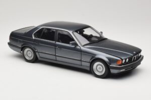 BMW 730i E32 Grey Metallic Minichamps 1:18 100023005 Diecast — photo 6 of 8