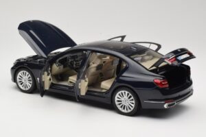 BMW 750Li F02 Imperial Blue Paragon 1:18 80432405586 Diecast — photo 5 of 8