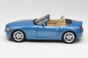 BMW Z4 E85 Maldives Blue Bburago 1:18 34046BLUE Diecast — photo 4 of 8