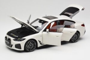 BMW i4 M50 G26 Alpine White Minichamps 1:18 110023011 Diecast — photo 2 of 8