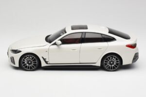 BMW i4 M50 G26 Alpine White Minichamps 1:18 110023011 Diecast — photo 4 of 8
