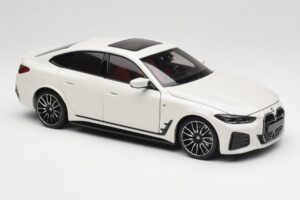 BMW i4 M50 G26 Alpine White Minichamps 1:18 110023011 Diecast — photo 6 of 8