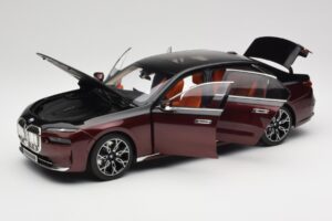 BMW i7 G70 Black & Red Metallic Minichamps 1:18 110023201 Diecast — photo 2 of 8