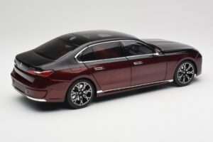 BMW i7 G70 Black & Red Metallic Minichamps 1:18 110023201 Diecast — photo 3 of 8