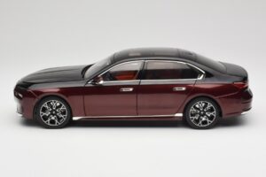BMW i7 G70 Black & Red Metallic Minichamps 1:18 110023201 Diecast — photo 4 of 8