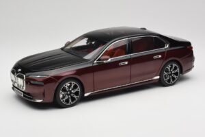 BMW i7 G70 Black & Red Metallic Minichamps 1:18 110023201 Diecast