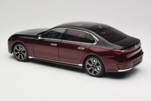 BMW i7 G70 Black & Red Metallic Minichamps 1:18 110023201 Diecast — photo 7 of 8