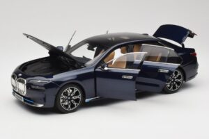 BMW i7 G70 Blue Metallic Minichamps 1:18 110023202 Diecast — photo 2 of 8