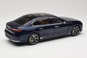 BMW i7 G70 Blue Metallic Minichamps 1:18 110023202 Diecast — photo 3 of 8