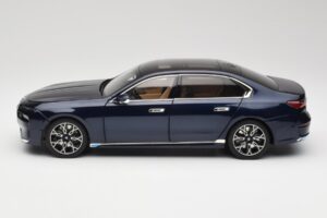 BMW i7 G70 Blue Metallic Minichamps 1:18 110023202 Diecast — photo 4 of 8