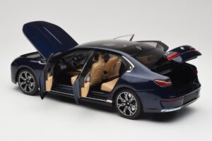 BMW i7 G70 Blue Metallic Minichamps 1:18 110023202 Diecast — photo 5 of 8