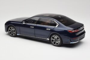 BMW i7 G70 Blue Metallic Minichamps 1:18 110023202 Diecast — photo 7 of 8
