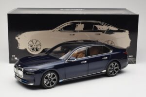 BMW i7 G70 Blue Metallic Minichamps 1:18 110023202 Diecast — photo 8 of 8