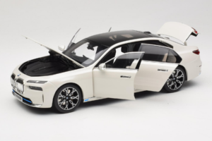 BMW i7 G70 White Metallic Minichamps 1:18 110023200 Diecast — photo 2 of 8
