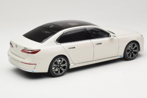 BMW i7 G70 White Metallic Minichamps 1:18 110023200 Diecast — photo 3 of 8