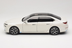 BMW i7 G70 White Metallic Minichamps 1:18 110023200 Diecast — photo 4 of 8