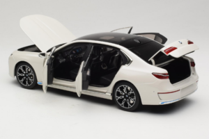 BMW i7 G70 White Metallic Minichamps 1:18 110023200 Diecast — photo 5 of 8