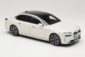 BMW i7 G70 White Metallic Minichamps 1:18 110023200 Diecast — photo 6 of 8