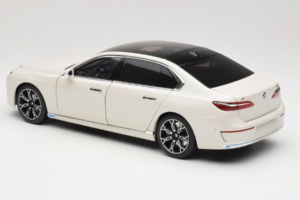 BMW i7 G70 White Metallic Minichamps 1:18 110023200 Diecast — photo 7 of 8