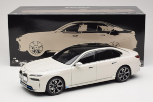 BMW i7 G70 White Metallic Minichamps 1:18 110023200 Diecast — photo 8 of 8