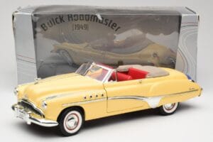 Buick Roadmaster Chrome Yellow Motormax 1:18 23124646-M17 Diecast — photo 8 of 8