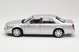 Cadillac DeVille DTS Maisto 1:18 56061 Diecast — photo 4 of 8