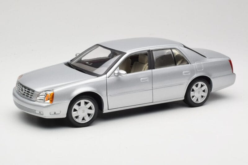 Cadillac DeVille DTS Maisto 1:18 56061 Diecast