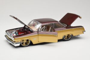 Chevrolet Bel Air Gold & Brown Maisto 1:18 31064 Diecast — photo 2 of 8