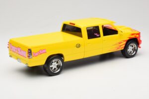 Chevrolet C2500 Silverado Pussy Wagon From Kill Bill Yellow GreenLight 1:18 19015 Diecast — photo 2 of 6