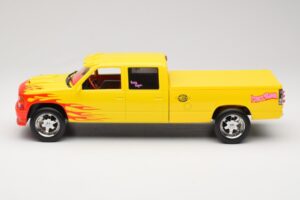 Chevrolet C2500 Silverado Pussy Wagon From Kill Bill Yellow GreenLight 1:18 19015 Diecast — photo 3 of 6