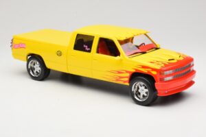 Chevrolet C2500 Silverado Pussy Wagon From Kill Bill Yellow GreenLight 1:18 19015 Diecast — photo 4 of 6