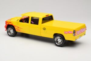 Chevrolet C2500 Silverado Pussy Wagon From Kill Bill Yellow GreenLight 1:18 19015 Diecast — photo 5 of 6