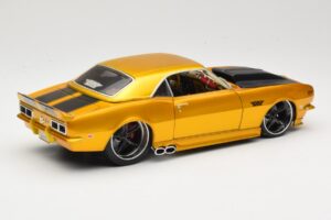 Chevrolet Camaro Z/28 Gold Maisto 1:18 31066 Diecast — photo 3 of 8