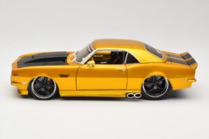 Chevrolet Camaro Z/28 Gold Maisto 1:18 31066 Diecast — photo 4 of 8