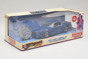 Chevrolet Camaro Z28 Stranger Things With Collectible Coin Metals Diecast 1:24 31110 Diecast — photo 2 of 3