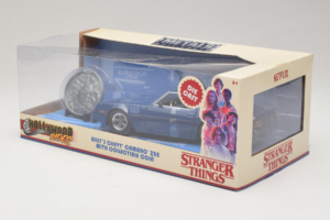 Chevrolet Camaro Z28 Stranger Things With Collectible Coin Metals Diecast 1:24 31110 Diecast — photo 3 of 3