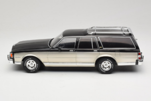 Chevrolet Caprice Estate Wagon Silver & Grey MCG 1:18 MCG18478 Diecast — photo 3 of 6