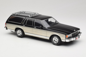 Chevrolet Caprice Estate Wagon Silver & Grey MCG 1:18 MCG18478 Diecast — photo 4 of 6