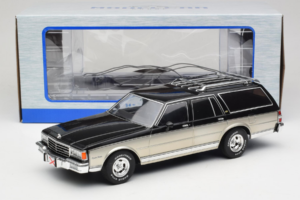 Chevrolet Caprice Estate Wagon Silver & Grey MCG 1:18 MCG18478 Diecast — photo 6 of 6