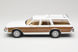 Chevrolet Caprice Estate Wagon White MCG 1:18 MCG18475 Diecast — photo 3 of 6