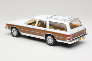 Chevrolet Caprice Estate Wagon White MCG 1:18 MCG18475 Diecast — photo 5 of 6