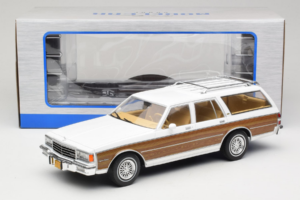 Chevrolet Caprice Estate Wagon White MCG 1:18 MCG18475 Diecast — photo 6 of 6