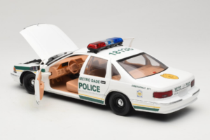 Chevrolet Caprice Metro Dade Police UT Models 1:18 21024 Diecast — photo 5 of 8