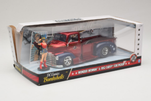 Chevrolet COE Pickup Wonder Woman With Figure Metals Diecast 1:24 30453 Diecast — photo 2 of 3