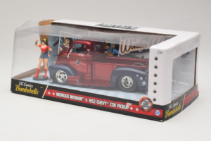 Chevrolet COE Pickup Wonder Woman With Figure Metals Diecast 1:24 30453 Diecast — photo 3 of 3