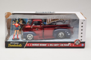 Chevrolet COE Pickup Wonder Woman With Figure Metals Diecast 1:24 30453 Diecast